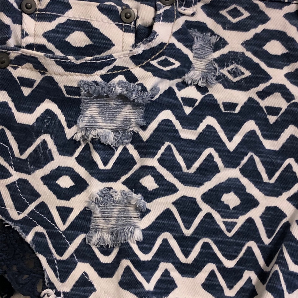 Distressed Aztec shorts - Picture 4 of 8